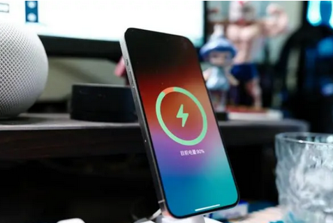 万江街道苹果15换屏服务分享用什么充电器给iPhone15充电更好 
